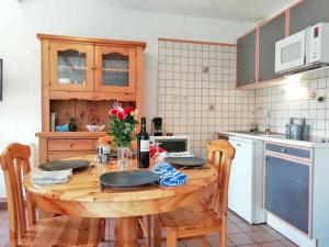 cocina con mesa de madera en Le cocon du prorel en Briançon