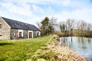 Zdjęcie z galerii obiektu Penuwch Boathouse- Lakeside rural cottage ideal for families with indoor heated pool w mieście Carmarthen