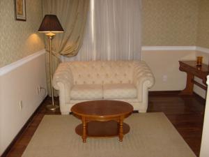 Ruang duduk di Premier Hill Suites Hotel