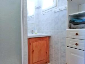 un bagno con lavandino e doccia di Le cocon du prorel a Briançon Altre 19 foto