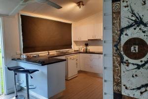 Kuchyň nebo kuchyňský kout v ubytování CHURCHILL COTTAGE- 94 Churchill St Maryborough QLD