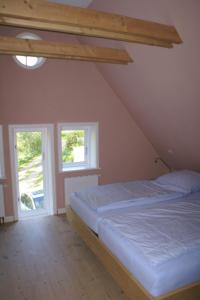 um quarto com uma cama e duas janelas em Kate Windeby em Windeby