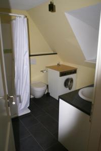 a small bathroom with a toilet and a sink at Kate Windeby in Windeby