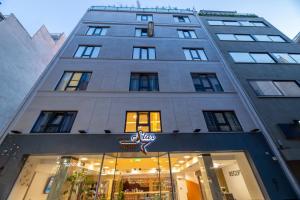Un palazzo alto con un negozio di fronte di Athens Starlight Hotel ad Atene