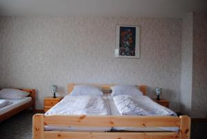 GoosefeldにあるAlte Schmiede App 4のベッドルーム1室(ベッド2台付)が備わります。壁に絵が描かれています。