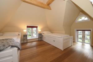 OevenumにあるUns witte Kaatの屋根裏のベッドルーム(ベッド2台、窓2つ付)