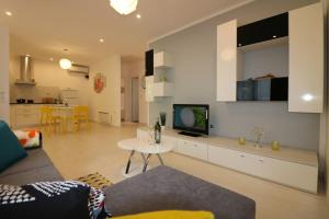 ein Wohnzimmer mit einem Sofa und einem TV in der Unterkunft Melisa 6 in Poreč