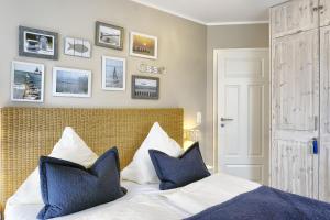 ツィングストにあるVilla Vogelsang, Pier 6のベッドルーム1室(青と白の枕が備わるベッド1台付)