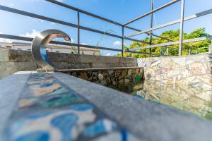 una rampa per skateboard con graffiti sul lato di Khalisah a Palermo