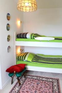 Katil dua tingkat atau katil-katil dua tingkat dalam bilik di Haus Strandfee - App 12