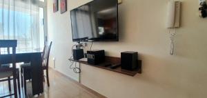 En tv och/eller ett underhållningssystem på Vasilas Holiday Apartment #1