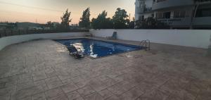 Vasilas Holiday Apartment #1 tesisinde veya buraya yakın yüzme havuzu