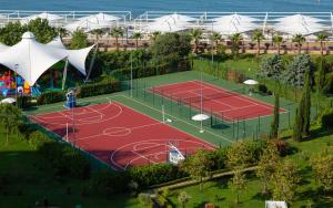 Instalaciones para jugar a tenis o squash en Radisson Collection Paradise Resort and Spa Sochi o alrededores