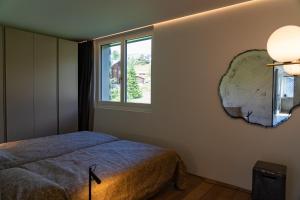 a bedroom with a bed and a window at Mitti in Arosa