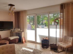 奧茨塞巴德·迪爾哈根的住宿－Darssurlaub App 5，带沙发和大窗户的客厅