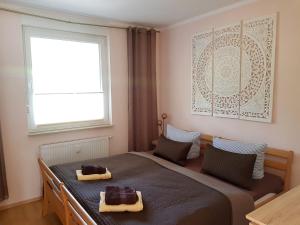 奧茨塞巴德·迪爾哈根的住宿－Darssurlaub App 5，一间卧室,配有一张床铺,上面放着两片蛋糕