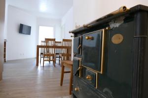 estufa antigua en una habitación con mesa y sillas en Ferienwohnung Neu "Zum Westerwald" LAHN01, en Löhnberg