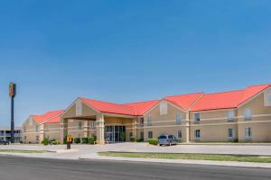 ein großes Gebäude mit roten Dächern auf einer Straße in der Unterkunft Super 8 by Wyndham Amarillo West in Amarillo