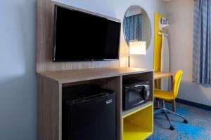 Televízia a/alebo spoločenská miestnosť v ubytovaní Days Inn by Wyndham Sandusky Cedar Point