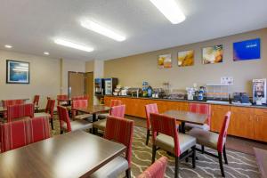 ein Restaurant mit Tischen und Stühlen und einer Theke in der Unterkunft Comfort Inn Medford South in Medford