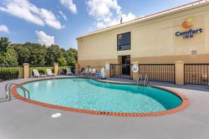 a swimming pool in front of a building at Comfort Inn Brownsville I-40 in Brownsville