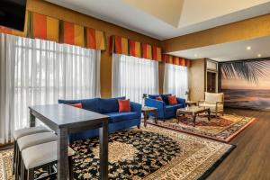 Best Western Plus South Bay Hotel tesisinde bir oturma alanı