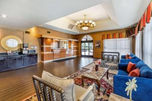 朗代爾的住宿－加南灣貝斯特韋斯特酒店，一间带蓝色沙发的客厅和一间厨房