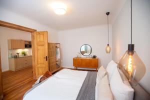 sypialnia z białym łóżkiem i lustrem w obiekcie Apartment No1 w mieście Stralsund
