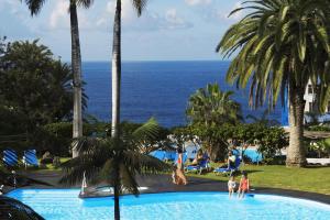 プエルト・デ・ラ・クルスにあるApartment 327 im Precise Resort Tenerifeの海の景色を望むプール