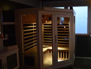 un armario vacío en una habitación con ventana en Le BELLEA en Verviers
