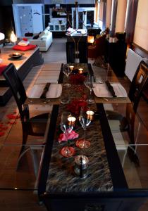 stół z kieliszkami do wina na górze w obiekcie Le BELLEA w mieście Verviers
