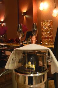 un tavolo con due bicchieri da vino e un frullatore di Le BELLEA a Verviers