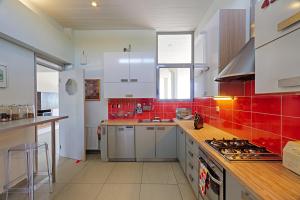 A kitchen or kitchenette at Beachfront Villa Hoopoe Schinias, Marathon Még 25 kép