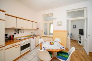 uma cozinha com mesa e cadeiras num quarto em Villa Christiana - Jasmin em Graal-Müritz