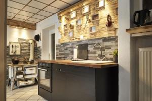 cocina con fregadero y encimera en Fewo Sonsenbach en Bad Berleburg