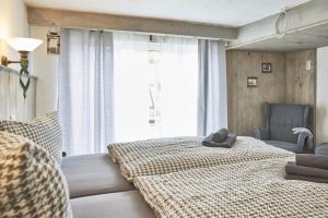 - une chambre avec 2 lits et une fenêtre dans l'établissement Fewo Sonsenbach, à Bad Berleburg
