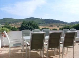 a group of chairs and a table on a patio at Casa Rural El Chorrillo Cazalla de la Sierra in Cazalla de la Sierra