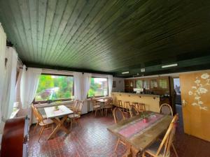 ein Esszimmer mit einem Tisch und einigen Stühlen in der Unterkunft Haus Erlen in Olsberg
