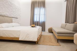 卡林諾斯的住宿－Kantouni Blue Sea，一间卧室配有一张床和一张沙发