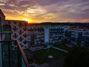Východ nebo západ slunce při pohledu z apartmánu nebo okolí