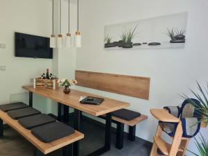 a dining room with a wooden table and chairs at Ferienwohnung Struppi in Meißen