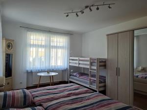 een slaapkamer met 2 stapelbedden en een tafel bij Ferienwohnung Struppi in Meißen