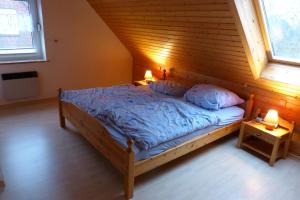 - une chambre avec un lit et 2 oreillers dans l'établissement Haus Michel, à Nordstrand