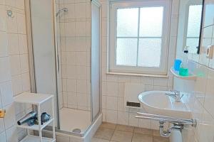 een badkamer met een douche en een wastafel bij Am Deich 49 in Zingst