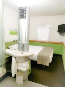 Μια τηλεόραση ή/και κέντρο ψυχαγωγίας στο Ecomotel Grayston previously known as SUN1 Wynberg