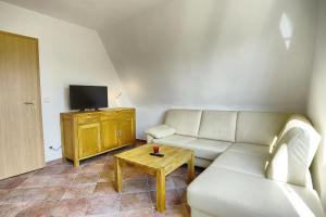 uma sala de estar com um sofá e uma mesa em Haus Havelland em Zingst