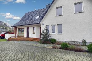 uma casa branca com uma entrada de tijolos em Haus Havelland em Zingst