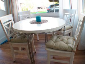 グレーミッツにあるSeepark - Backbordの白いテーブルと椅子(青いカップ付)