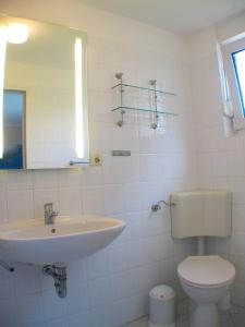 グレーミッツにあるSeepark - Backbordのバスルーム(洗面台、トイレ、鏡付)