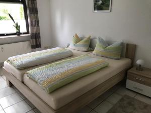 2 camas con almohadas encima de ellas en un dormitorio en Ferienwohnung Dipperz Rhön en Dipperz